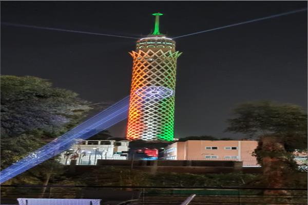 إضاءة برج القاهرة بعلم الهند احتفالا بعيد الاستقلال 
