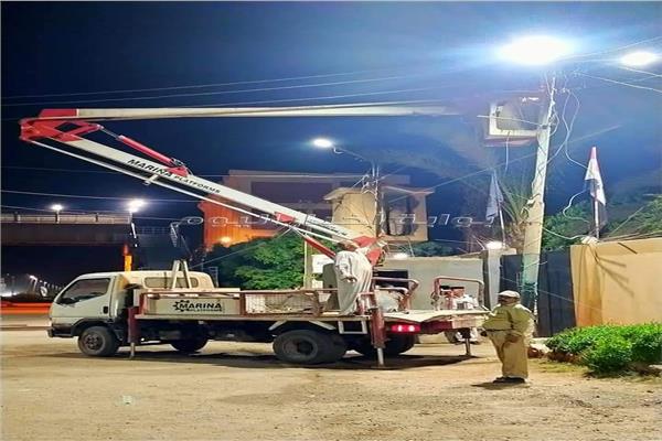 إصلاح عطل كهربائي مفاجئ وتركيب وصيانة ٢٠ كشاف بقرية بني محمد سلطان