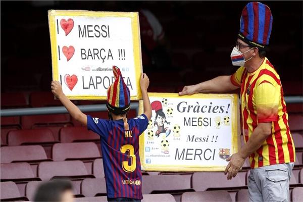 جماهير برشلونة ترفع لافتات لميسي
