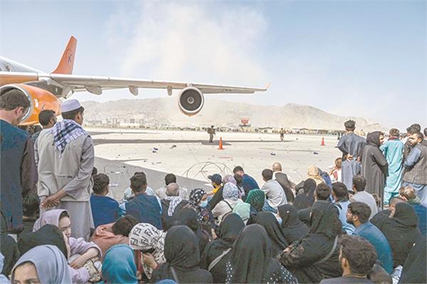 آلاف من الأفغان يحتشدون بمطار العاصمة فى محاولة للفرار