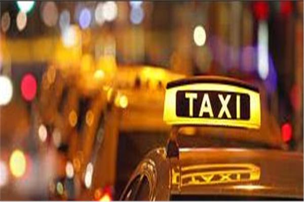 سائق تاكسي يعيد لسيدة 20 ألف دولار