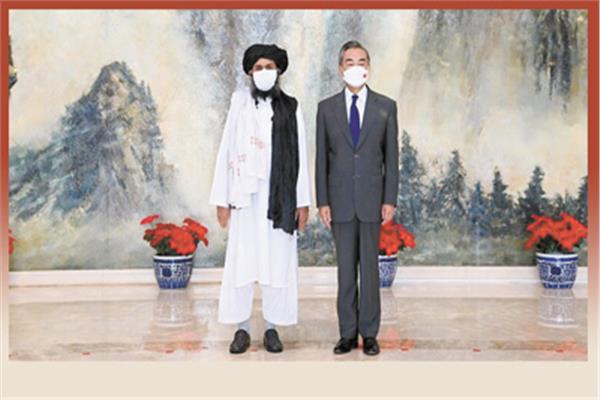 الملا برادر مع وزير خارجية الصين خلال زيارة لبكين قبل أيام - «صورة من رويترز»