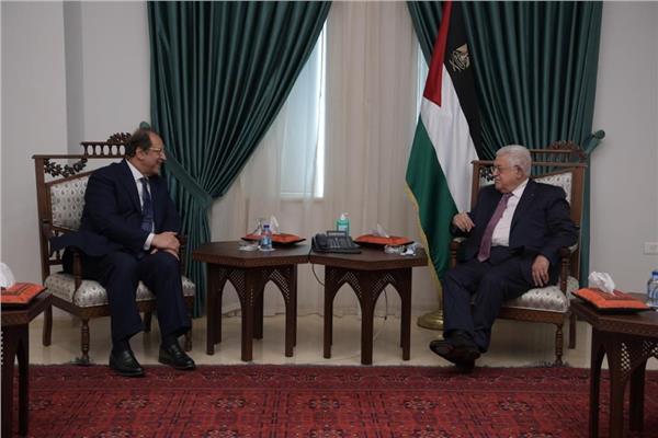 لقاء الرئيس الفلسطيني واللواء عباس كامل
