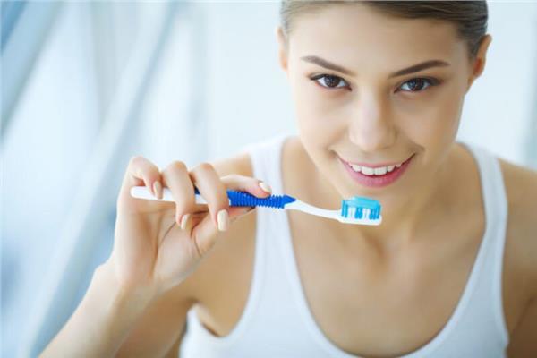 دراسة حديثة تحذر من استخدام مبيض الأسنان