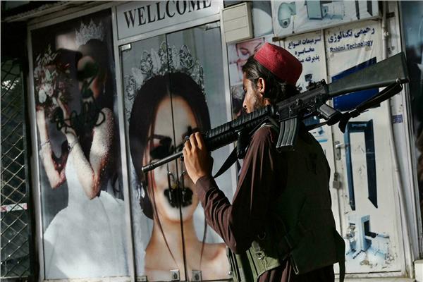 طالبان تشوه صور النساء في شوارع كابول