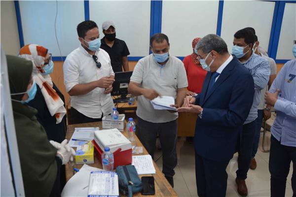 محافظ المنيا يتابع تلقي الموظفين  للقاح فيروس كورونا