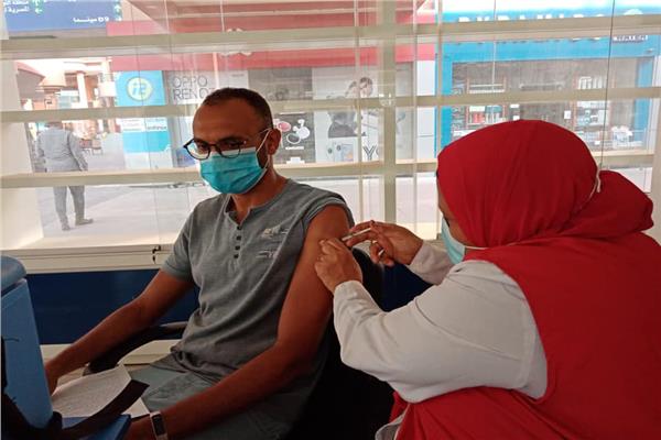 القليوبية تواصل جهودها المكثفة لتطعيم المواطنين بلقاح كورونا بالمستشفيات والمصانع 