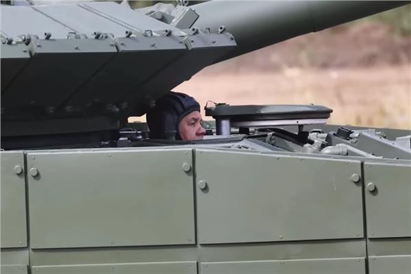 وزير الدفاع الروسي يقود دبابة