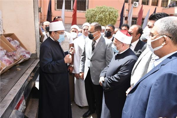 وزير الاوقاف و المفتي يتفقدون سيارات لحوم الاضاحي قبل انطلاقها للفقراء 