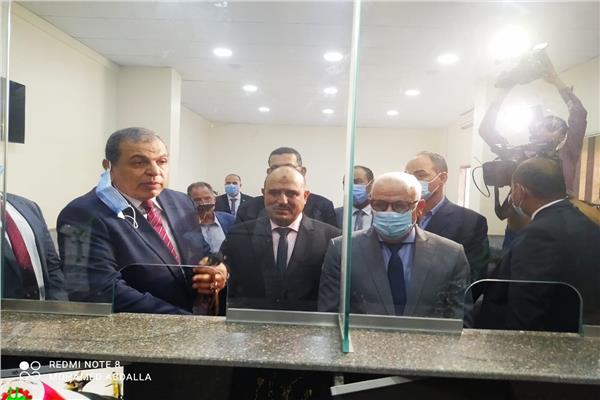 وزير القوى العاملة ومحافظ بورسعيد يفتتحان مركز خدمة الشباك 