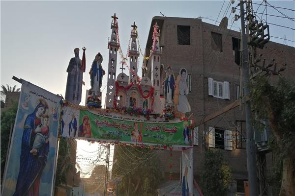 الآلاف يحتفلون بزفة أيقونة العذراء مريم بنجع حمادي 