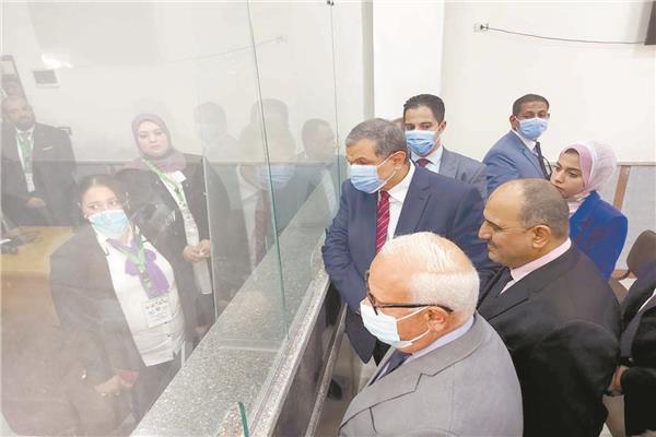 وزير القوى العاملة ومحافظ بورسعيد خلال افتتاح مركز خدمة الشباك الواحد