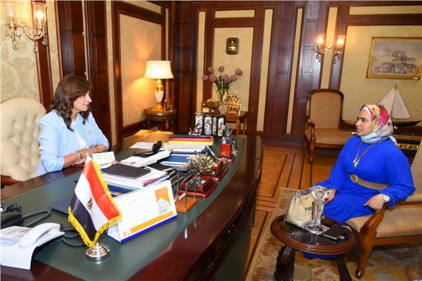 السفيرة نبيلة مكرم  وزيرة الهجرة تستقبل الطالبة  الأولى على الثانوية العامة بالكويت 
