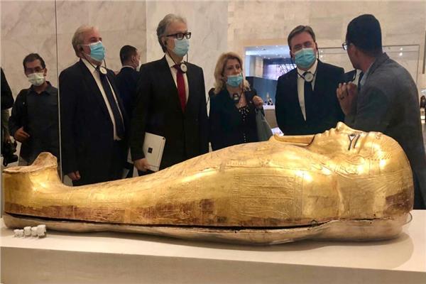 وزير خارجية صربيا خلال زيارته المتحف القومى للحضارة المصريه بالفسطاط