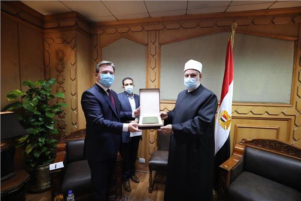 وزير خارجية صربيا يهدي وكيل الأزهر أول نسخة من القرآن تكتب باللغة الصربية