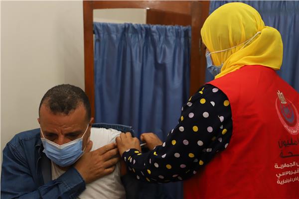 تلقي العاملين  بالقوى العاملة للجرعة الأولي من التطعيم ضد "كورونا