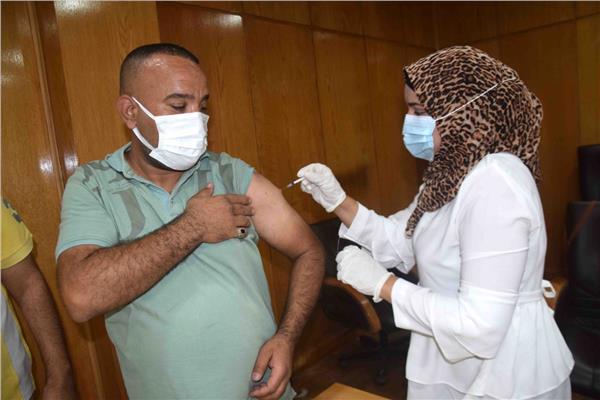 حملة لتطعيم العاملين بديوان عام محافظة الأقصر وتطعيم المواطنين الراغبين في السفر  فى 6 مراكز 