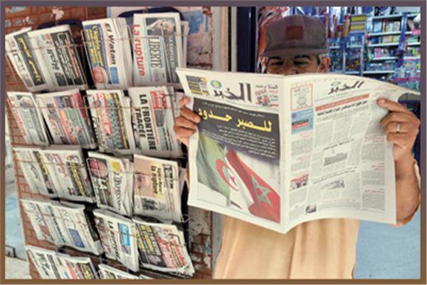 ■ مواطن جزائرى يحمل جريدة الخبر بعد قطع العلاقات مع المغرب