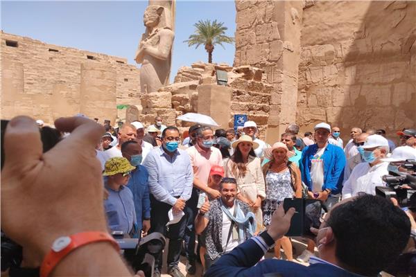 د. خالد العناني وزير السياحة والآثار خلال المؤتمر الصحفي بمعبد الكرنك