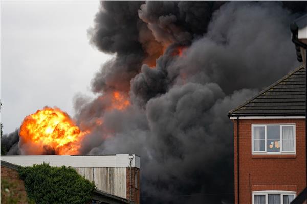 اندلاع حريق ضخم منشأة صناعية وسط انجلترا