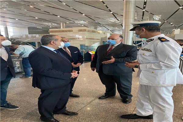 وزير الطيران يقوم بجولة مفاجئة بمبنى الركاب ٢و٣ بمطار القاهرة 