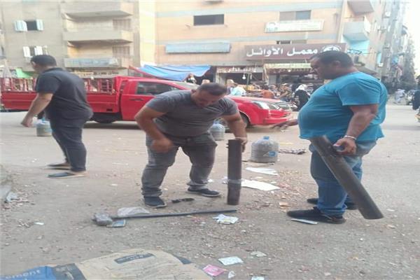 إزالة أوتاد حديدية وتعديات من شارع الجامع بالعمرانية