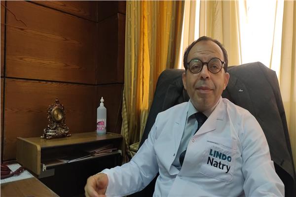 د. محمد عبد الواحد رئيس قسم الأمراض الجلدية والتناسلية