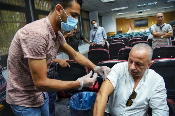 جامعة حلوان تستمر في تطعيم أعضاء هيئة التدريس
