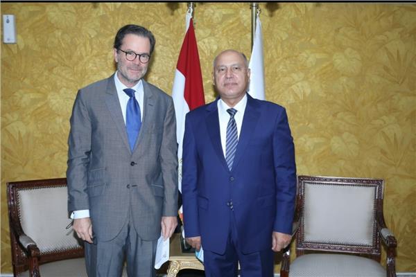 مهندس  كامل الوزير وزير النقل مع السفير الفرنسي بالقاهرة 