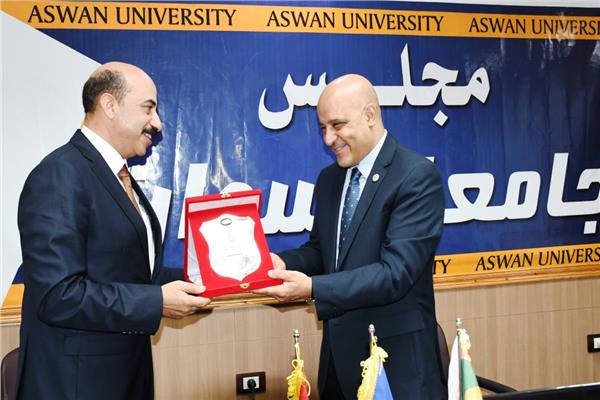 مجلس جامعة أسوان يكرم المحافظ أشرف عطية مبادراته الإنسانية 
