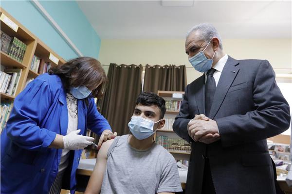 رئيس الوزراء الفلسطيني ووزير الصحة يشرفان على عملية تلقي التطعيمات
