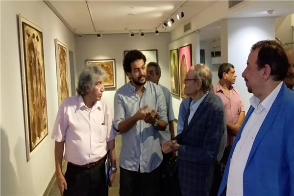 الفنان والناقد الكبير عز الدين نجيب خلال افتتاح معرض فرسان ضي الثالث