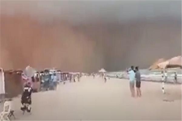 عاصفة رملية مخيفة تضرب شاطئًا بتونس