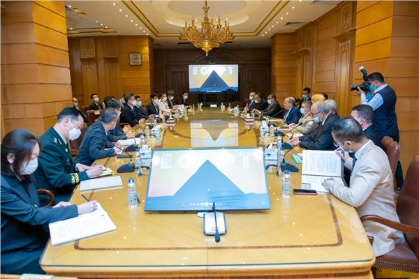 وزير للإنتاج الحربي "  يناقش مع " وزير الدفاع  بكوريا الجنوبية سبل تعزيز التعاون المشترك    