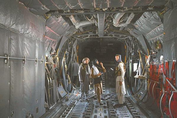 عناصر من طالبان داخل طائرة عسكرية أفغانية