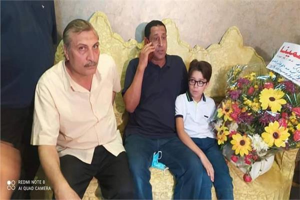رئيس المدينة  يشارك فرحة أهل الطفل زياد المختطف بعد عودته