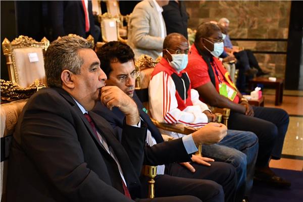 وزير الرياضة يؤازر منتخب مصر