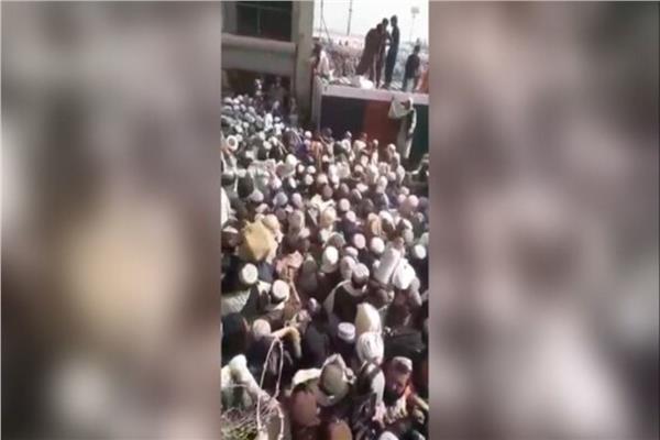 تدافع حشود الافغان على الحدود مع باكستان