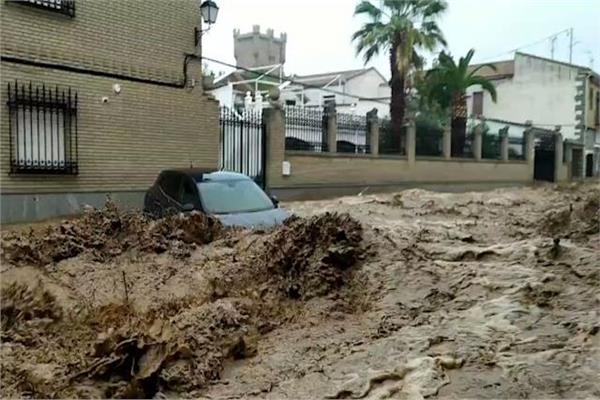الفيضانات تجتاح شوارع اسبانبا