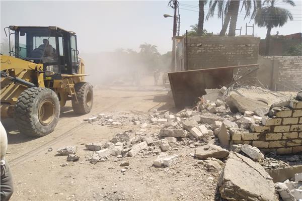 إزالة ٣٧ حالة تعدي لبناء مخالف على أرضى زراعية بمراكز محافظة أسيوط 