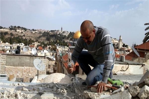 إسرائيل تجبر فلسطينيًا على هدم منزله