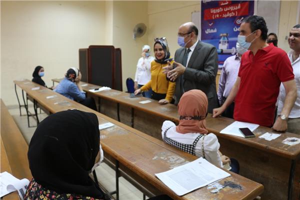 إقبال كبير من جانب طلاب  جامعة المنصورة على التطعيم بلقاح كورونا
