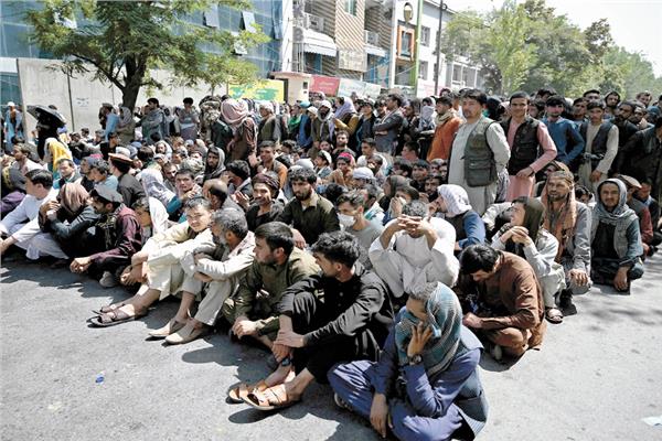 أفغان ينتظرون أمام بنك فى كابول لسحب أموال وسط أفق اقتصادى غامض