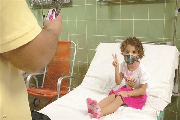 طفلة تتلقى اللقاح فى إحدى العيادات الكوبية
