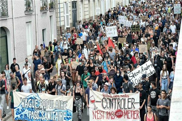 احتجاجات على إلزامية الشهادة الصحية بفرنسا