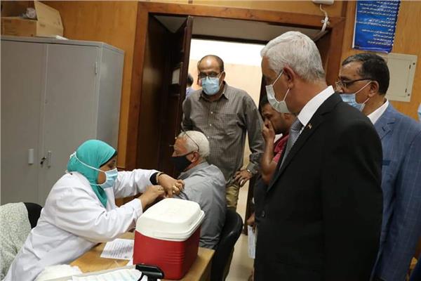 رئيس جامعة المنوفية يتفقد أماكن التطعيم ضد فيروس كورونا 