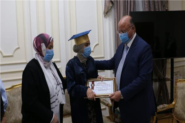 محافظ القاهرة يكرم الطالبة  " بطلة الثانوية العامة"     