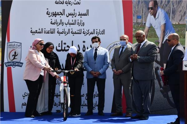 وزير الشباب والرياضة يُسلم دراجات المرحلة الثالثة لمبادرة "دراجتك صحتك" بالمركز الأوليمبي