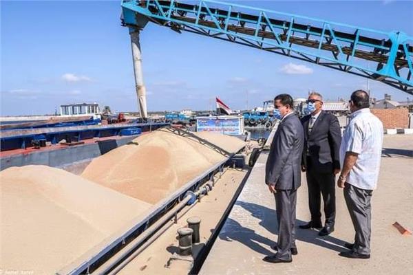  ميناء دمياط ينقل شحنة من القمح إلى صوامع إمبابه عبر نهر النيل