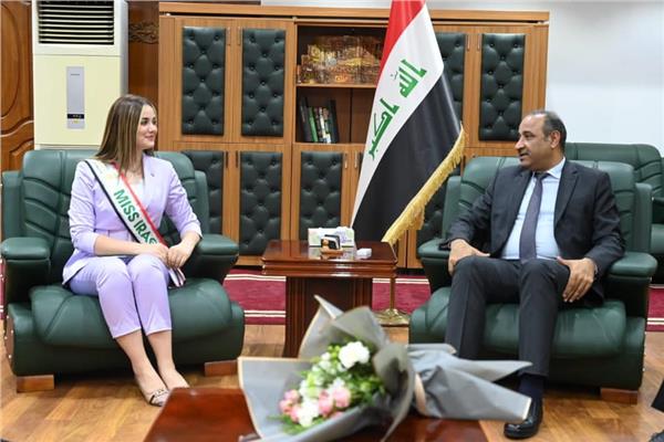 وزير الثقافة العراقى خلال استقباله ملكة جمال العراق